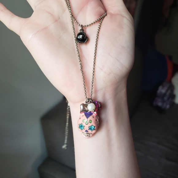 Betsey johnson deals sugar skull necklace